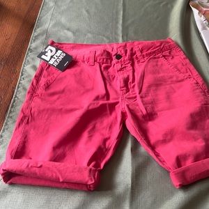 Vazva Nwt.chino shorts size 28. Coral in color